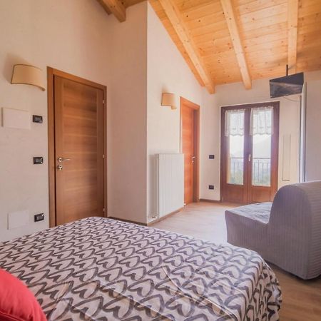 Agriturismo La Cascina B&B Сан-Феделе-Інтельві Екстер'єр фото